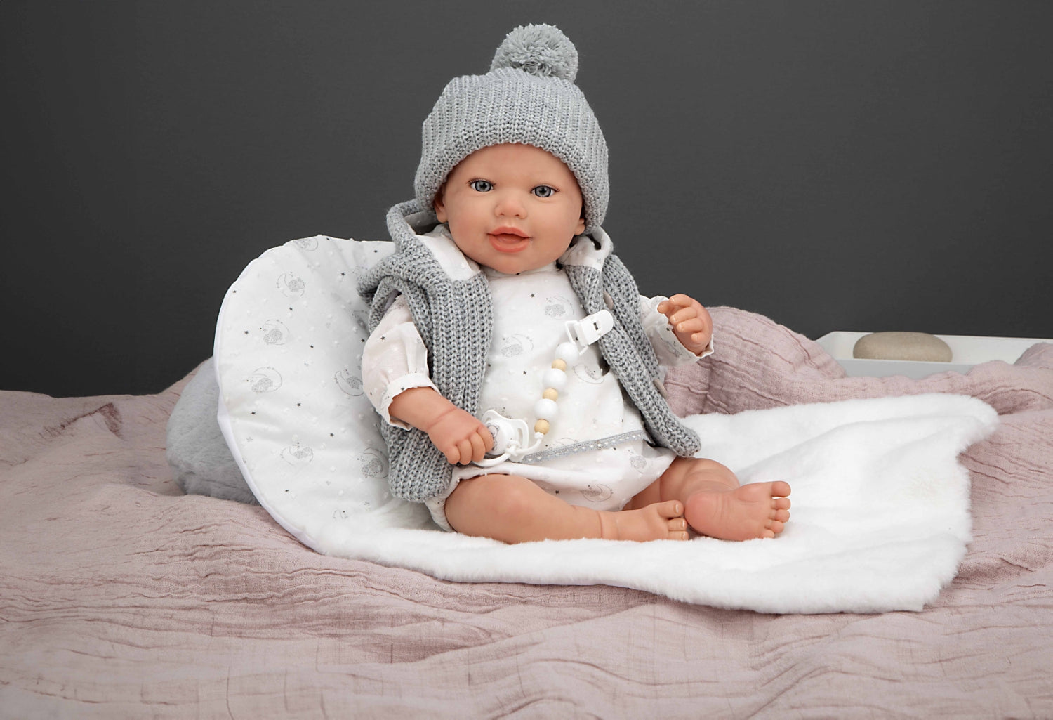 Arias Reborn kūdikėlis su pilkais rūbeliais, Daniela, 45 cm – Pupuliuk.lt