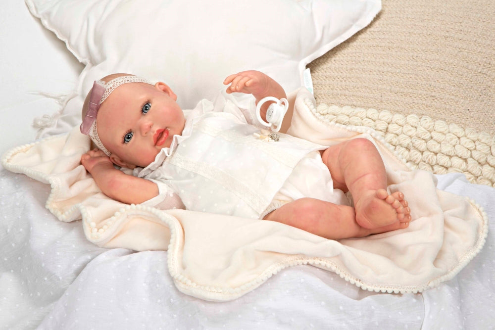 Reborn lėlytė baltais rūbeliais, mergaitė, 45 cm – Pupuliuk.lt