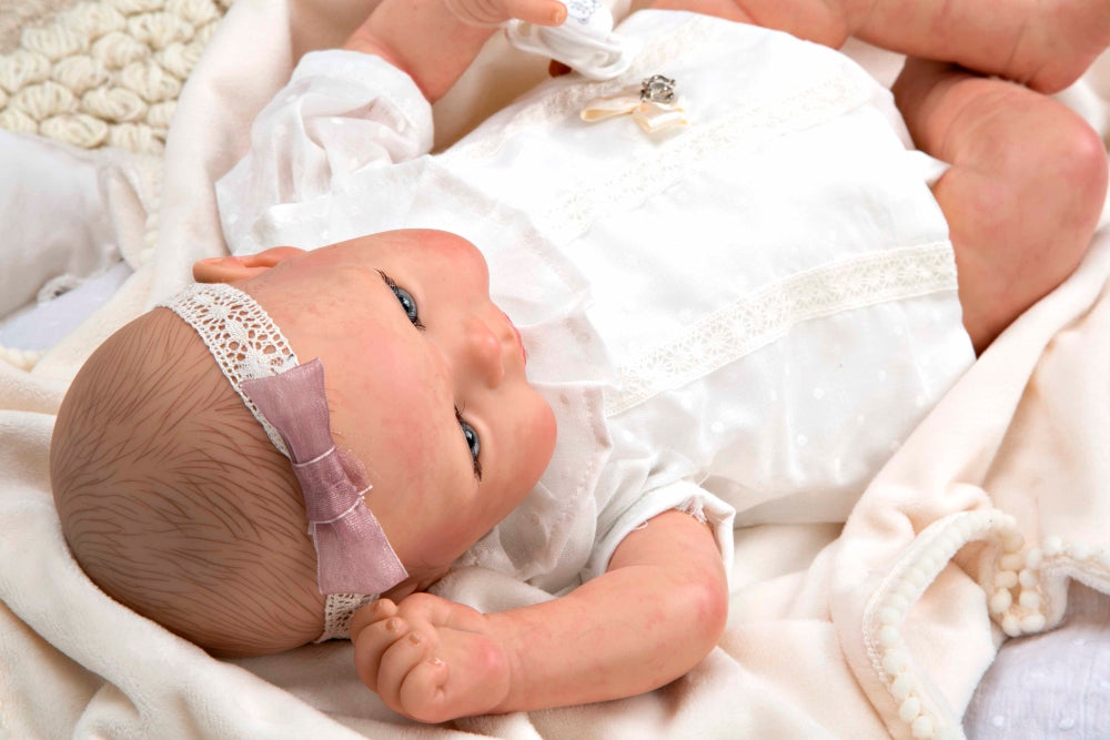 Reborn lėlytė baltais rūbeliais, mergaitė, 45 cm – Pupuliuk.lt