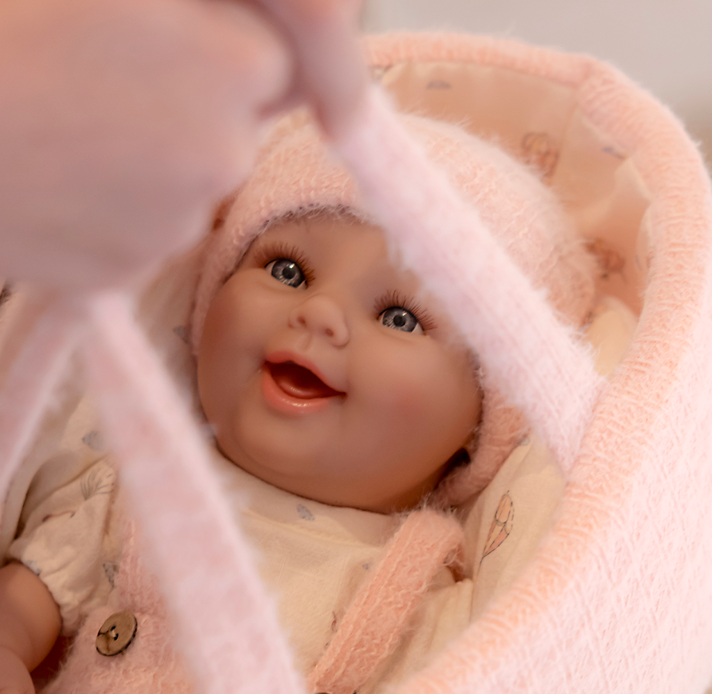 Arias kūdikėlis lėlė rožinėje nešyklėje, mergaitė, 33 cm – Pupuliuk.lt