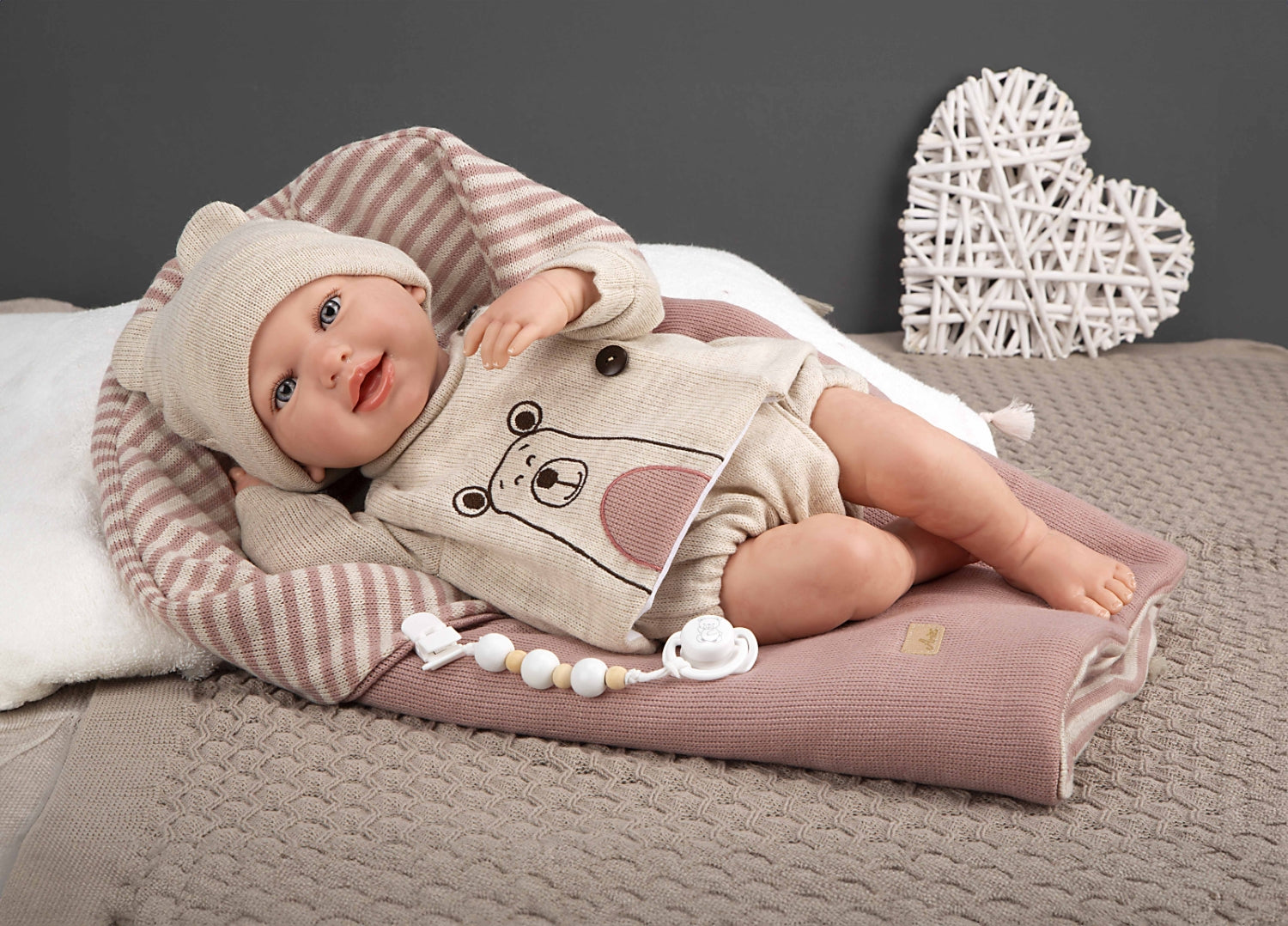 Arias Reborn lėlė kūdikėlis su smėlio spalvos rūbeliais, 45 cm – Pupuliuk.lt