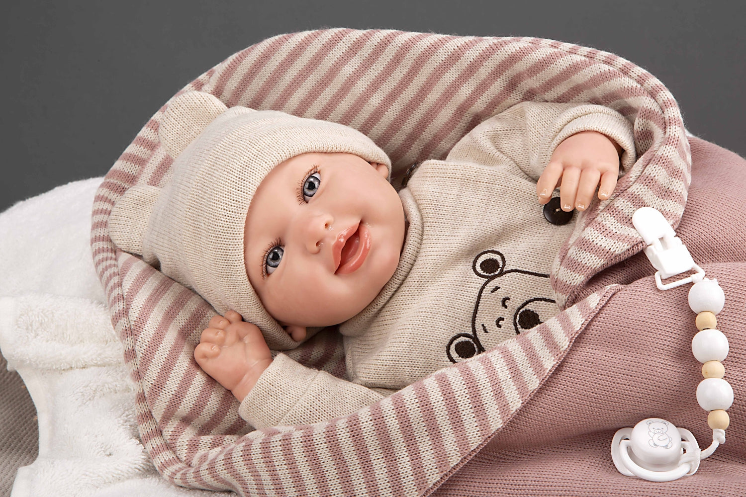 Arias Reborn lėlė kūdikėlis su smėlio spalvos rūbeliais, 45 cm – Pupuliuk.lt