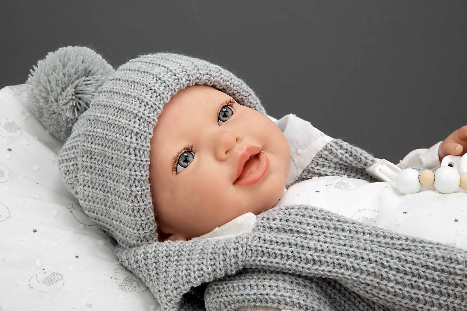Arias Reborn kūdikėlis su pilkais rūbeliais, Daniela, 45 cm – Pupuliuk.lt