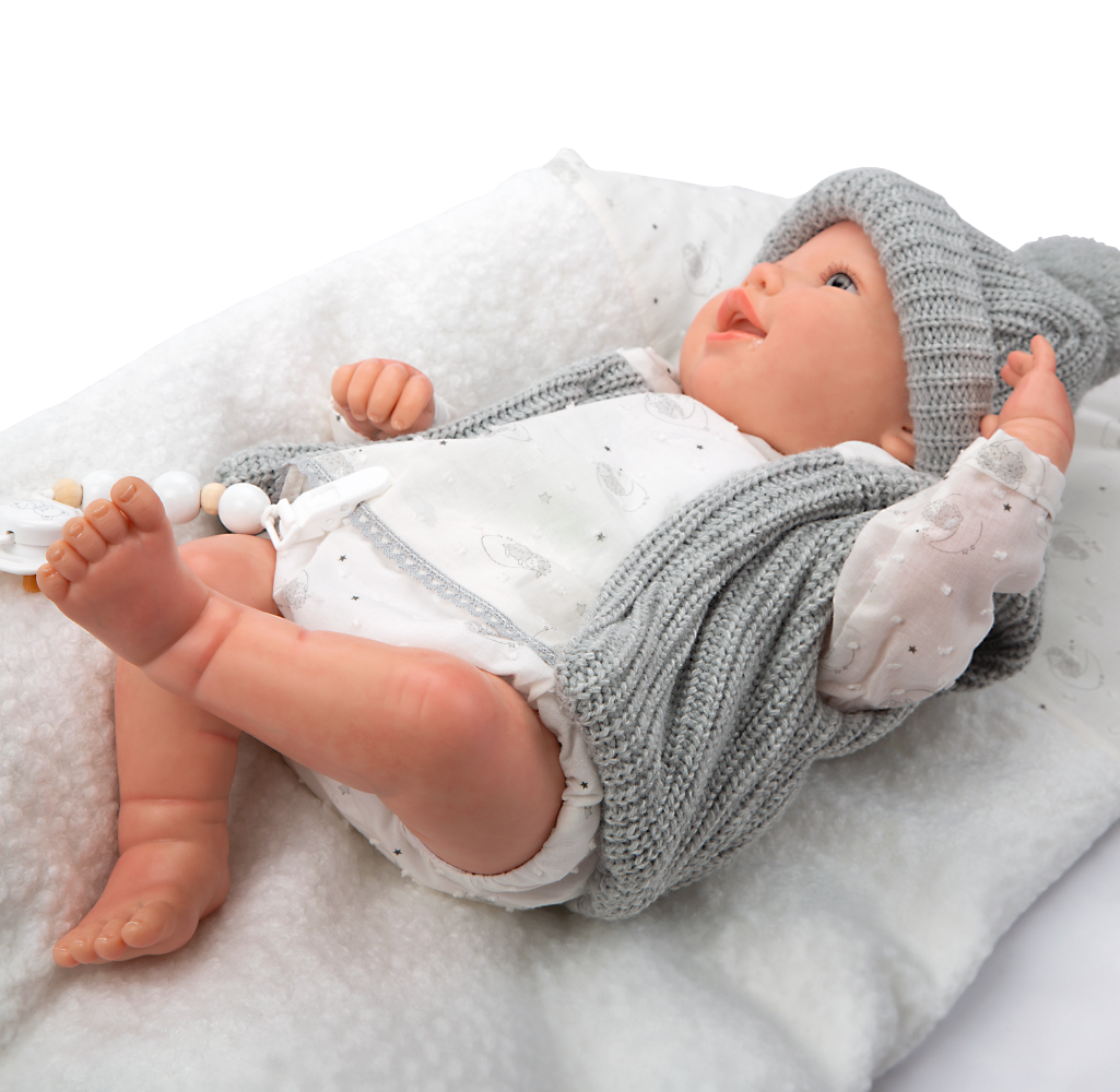 Arias Reborn kūdikėlis su pilkais rūbeliais, Daniela, 45 cm – Pupuliuk.lt