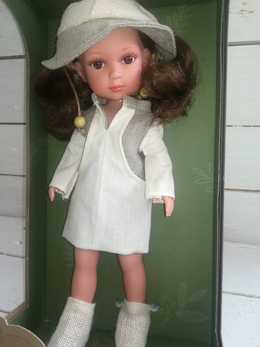 Lėlytė Carole su lininiais rūbeliais, 36 cm – Pupuliuk.lt