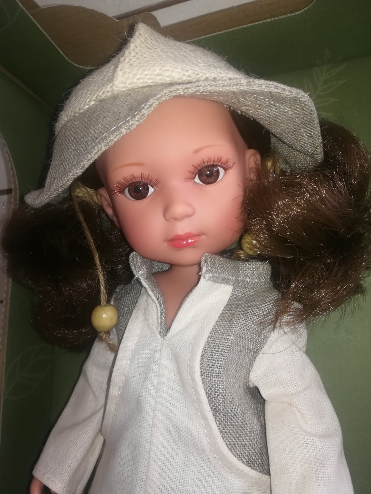 Lėlytė Carole su lininiais rūbeliais, 36 cm – Pupuliuk.lt